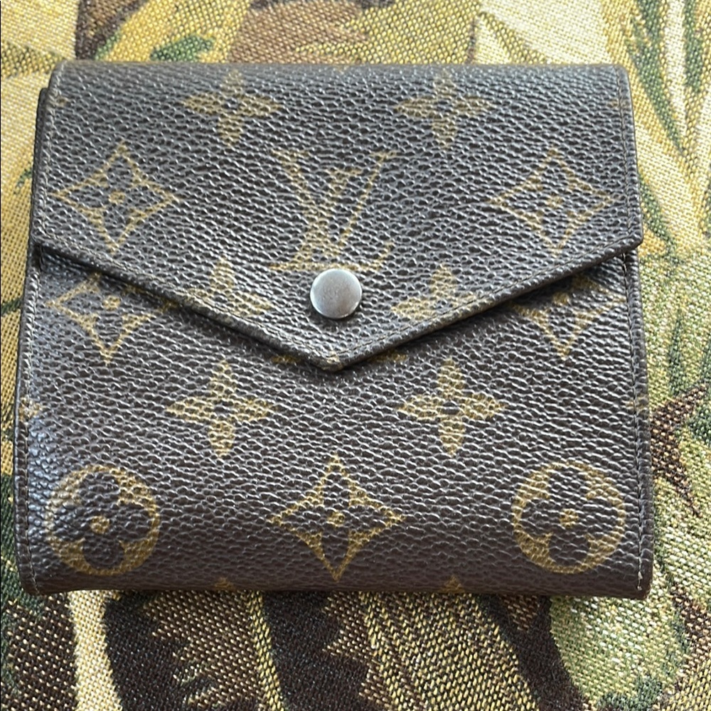 Louis Vuitton bifold Monogram Wallet - Picture 1 of 11